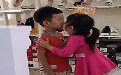 小屁孩搞笑图片:一吻定终身 小屁孩搞笑图片:一吻定终身