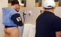 兄弟,拉个尿需要把屁股和大腿露出来吗? 兄弟,拉个尿需要把屁股和大腿露出来吗?