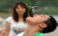 又见小李飞刀,现场切黄瓜搞笑图片 又见小李飞刀,现场切黄瓜搞笑图片
