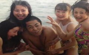 张艺谋花红酒绿的日子 一群美女围在身边真享受