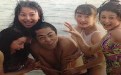 张艺谋花红酒绿的日子 一群美女围在身边真享受 张艺谋花红酒绿的日子 一群美女围在身边真享受