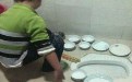 看到这一幕估计再也不敢叫孩子洗碗了吧! 看到这一幕估计再也不敢叫孩子洗碗了吧!