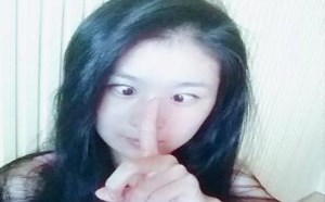糗事百科图片：自娱自乐玩斗鸡眼的逗比妹子