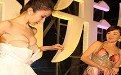 女人尴尬瞬间图片之假胸暴露 女人尴尬瞬间图片之假胸暴露