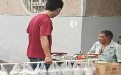 外卖小哥为了挣钱也蛮拼的 外卖小哥为了挣钱也蛮拼的