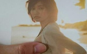 美女的胸部终于被我摸到了