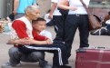 孝顺儿子图片:我甘愿当父亲的凳子 孝顺儿子图片:我甘愿当父亲的凳子