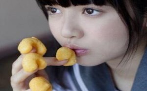 美女一看就是吃货一枚 每个指拇都不得空也