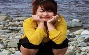 在海边恶搞美女拉粑粑图片