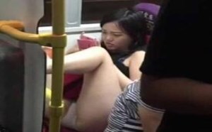美女玩手机的姿势真是太销魂了，不敢直视