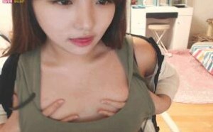 美女脱去所有胸罩直播揉胸摸奶gif动态图