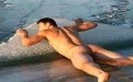 雷人分析男人脱了衣服裤子趴下在干吗？