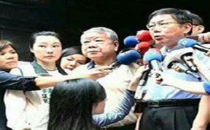 美女记者采访也够拼的搞笑内涵图片