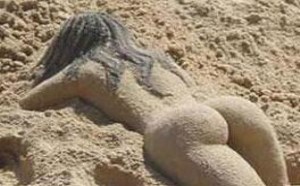 不容错过的经典美女沙滩写真图片