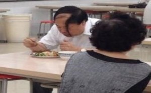 社会百态图片：大爷这发型太有个性咯