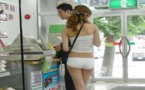 美女，这样穿出来上街真的好吗？
