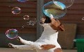 搞笑吧：一只调皮爱玩泡泡的小狗狗