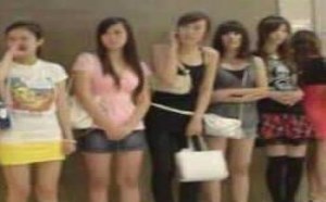 女厕门口总是排着长长的队伍，美女如云