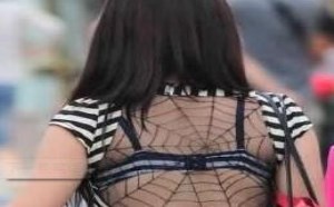 搞笑吧：大街上惊现“蜘蛛精”的妹子