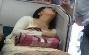 地铁上美女睡觉姿势好销魂 引起旁边男人拍照留恋