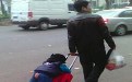 男人带娃搞笑图片:载着儿子出门 男人带娃搞笑图片:载着儿子出门