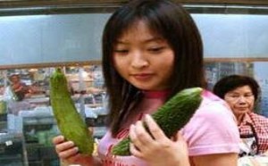 美女，这两根黄瓜够粗大定能满足你哦