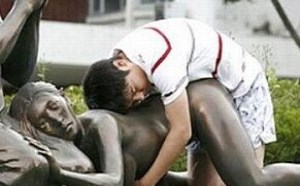 翘臀后进撸管图：男人不由自主的就开始上