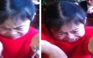 搞笑吧：小女孩你是跟牛排有仇吗？