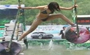 美女等你比赛完了，下面都被男人看光光啦