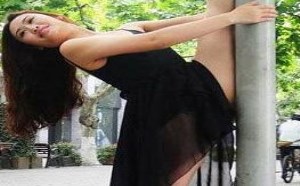 美女图片：大街上惊现穿裙子的劈腿女