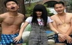 流氓图片：豪放妹子轻松就战胜两个男人