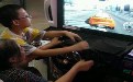 孝顺的孩子教奶奶开赛车搞笑图片 孝顺的孩子教奶奶开赛车搞笑图片