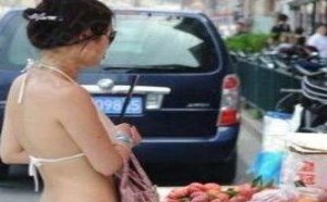 美女穿这身出街买东西，男人准给你打折