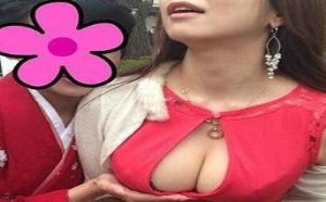 美女的大咪咪还是托着的好，不然掉下来啦