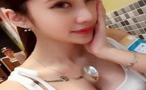 美女发话了，要勺子的自己过来拿