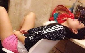 激情综合网：睡姿如此洒脱的女汉子