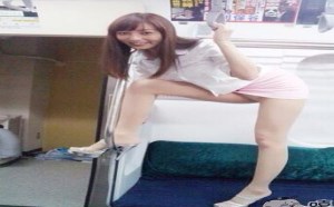 老虎的屁股都被美女们踢肿了，还不发威吗？