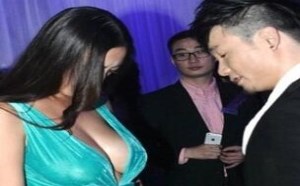 流氓图片：这胸部是哪里出问题了吗？