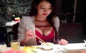 陪这样的美女吃饭，怎么能安下心来吃饭哦