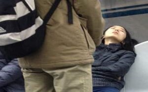 地铁上一美女好销魂的睡姿内涵图片