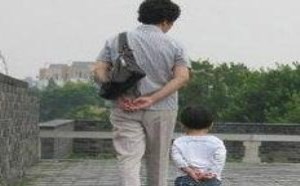 社会百态图片：父母才是孩子最好的老师 