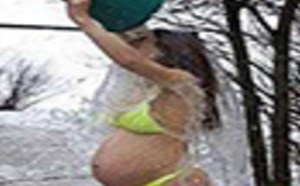美女孕妈妈别把肚里的孩儿冻到了