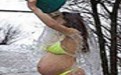 美女孕妈妈别把肚里的孩儿冻到了 美女孕妈妈别把肚里的孩儿冻到了