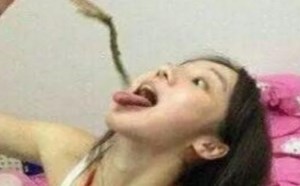 美女的眼神出卖了她是个资深吃货
