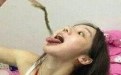 美女的眼神出卖了她是个资深吃货