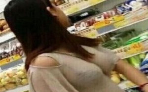 美女你的包把两个奶子勒的着实紧哦