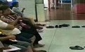 社会百态图片:现在流行用拖鞋排队啦! 社会百态图片:现在流行用拖鞋排队啦!