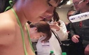 美女用胸部写字性感诱人图片