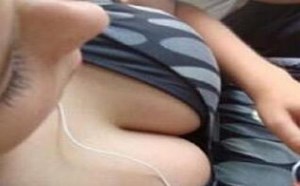美女露臀露乳火爆喷鼻血被人不敢直视