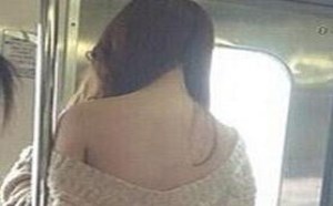 美女图片：地铁上惊现穿着时髦的女性